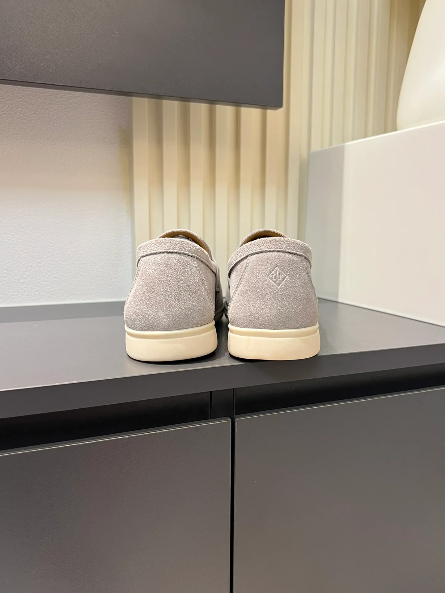 Men's shoes 💰p360 "Loro men's shoes 💰pian'*" Classic L men's shoes for couples 💰p Top version British flat loafers, a must-have item in old money style, the minimalist design is eye-catching and durable, a plus point for dressing The soft foot feel and texture are outstanding. They don’t scratch your feet and are very nice. They are matched with soft and waxy soles. They can be worn daily for a long time without getting tired. They are easy to wear, versatile and classic items, with perfect foot feel and texture! Imported cashmere fabric, the lining is made of imported A-grade water-dyed cow lining, the top version of the genuine leather midsole is sewn with pure handmade mark thread! Size: Female 35-40 (34. Customized) Male 38-44 (45.46. Customized)